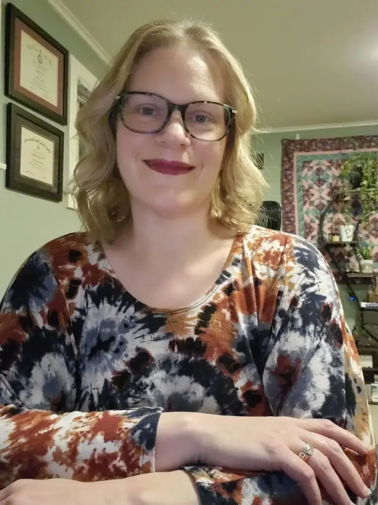 Portrait of Lindsey DeRousse, LMSW, Chronic Pain & EMDR Therapist